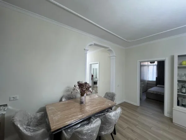 Tirane, jap me qera apartament 3+1+Ballkon Kati 3, 100 m² 1.050 € (rruga Njazi Demi afer lulishtes 1 maj)