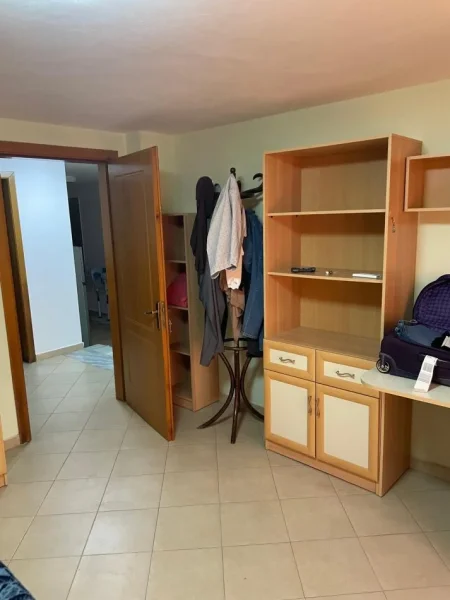 Tirane, jap me qera apartament 2+1+Ballkon Kati 2, 102 m² 610 € (SHKOLLA KUQE)