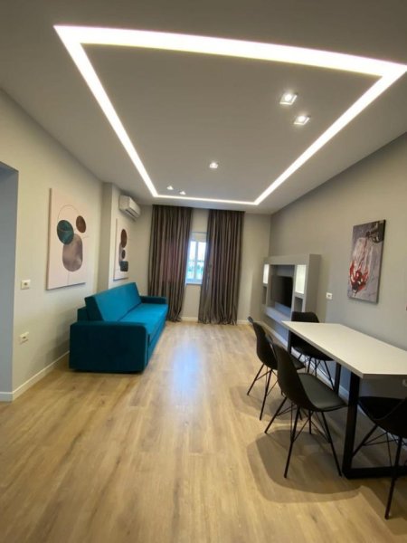 Tirane, jap me qera apartament 2+1+Ballkon Kati 2, 90 m² 710 € (TEK KONVIKTET)