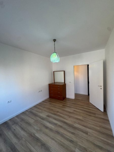 Tirane, shes apartament 2+1+Ballkon Kati 5, 81 m² 165.000 € (fusha aviacionit)