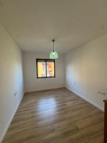 Tirane, shes apartament 2+1+Ballkon Kati 5, 81 m² 165.000 € (fusha aviacionit)