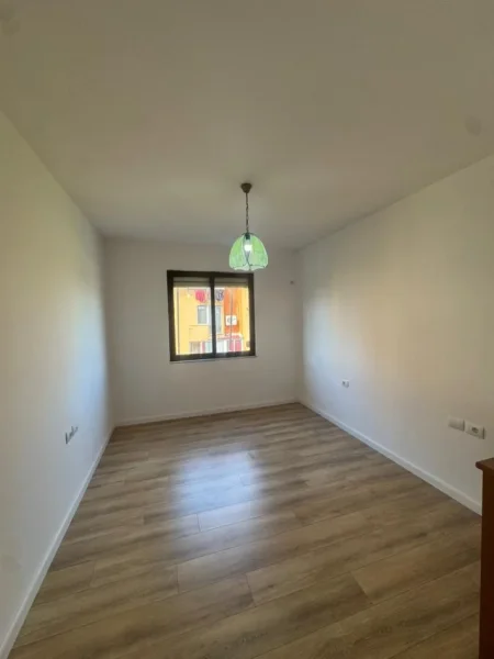 Tirane, shes apartament 2+1+Ballkon Kati 5, 81 m² 165.000 € (fusha aviacionit)