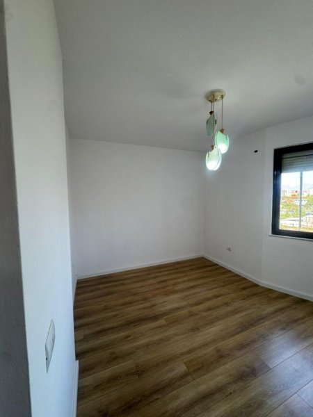 Tirane, shes apartament 2+1+Ballkon Kati 5, 81 m² 165.000 € (fusha aviacionit)
