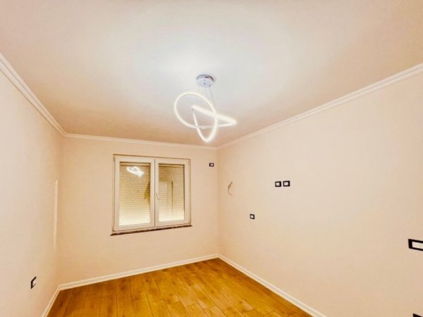 Tirane, jepet me qera apartament 2+1 Kati 4, 75 m² 660 € 