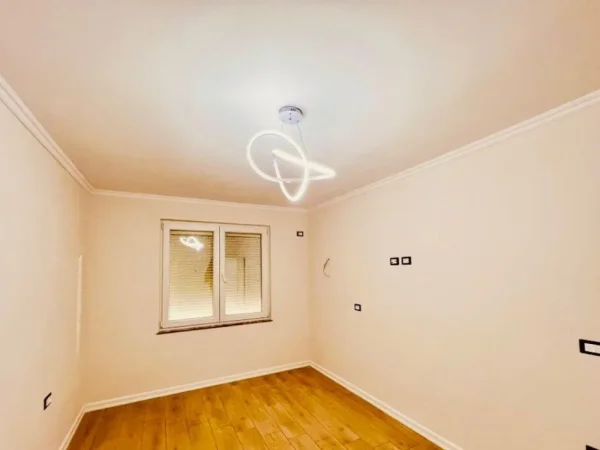 Tirane, jepet me qera apartament 2+1 Kati 4, 75 m² 660 € 