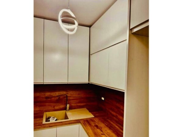 Tirane, jepet me qera apartament 2+1 Kati 4, 75 m² 660 € 