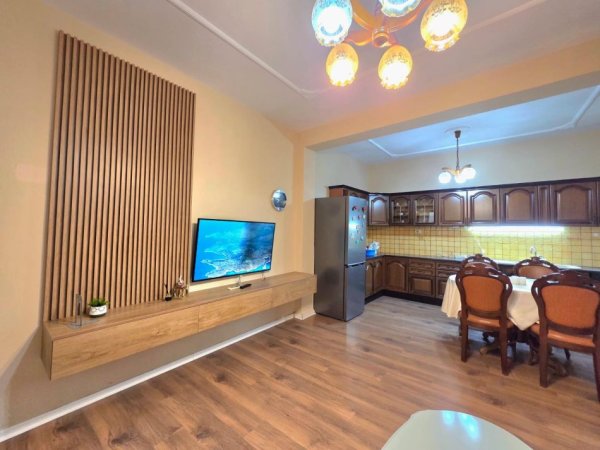 Tirane, jepet me qera apartament 3+1+Aneks+Ballkon Kati 2, 168 m² 800 € 