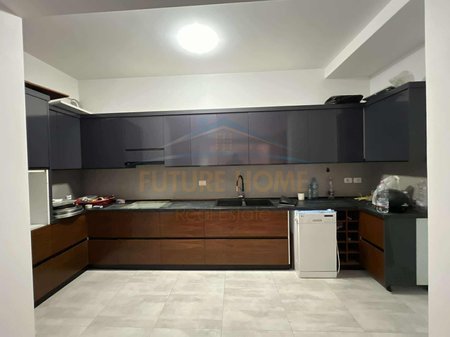 Tirane, shitet apartament 3+1 Kati 8, 145 m² 255.000 € 