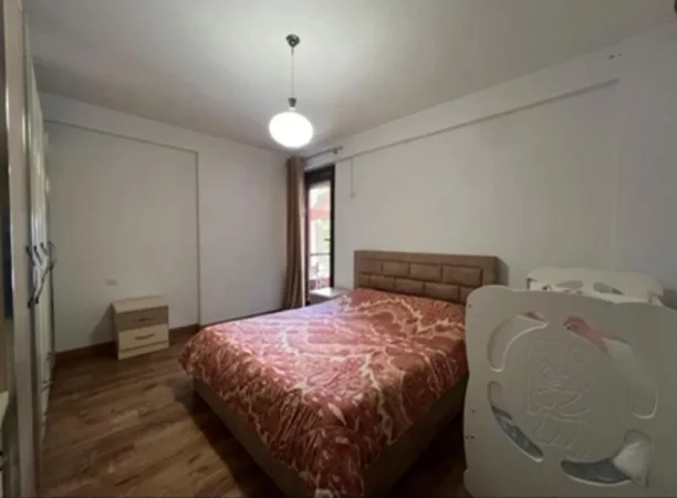 Tirane, jepet me qera apartament 2+1+Aneks+Ballkon Kati 2, 95 m² 750 € 