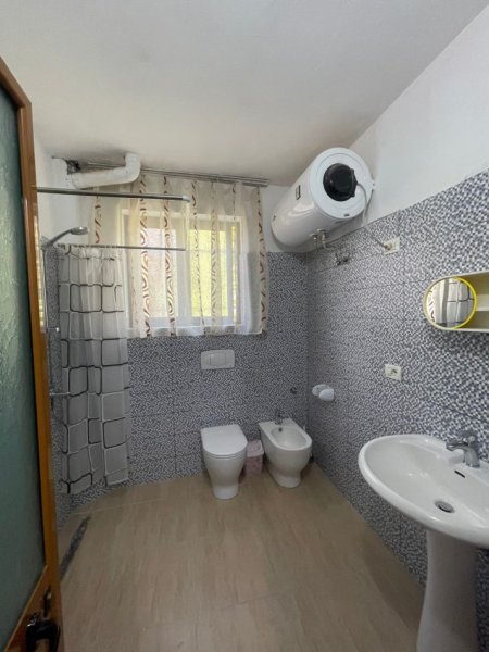 Tirane, jap me qera apartament 2+1+Ballkon Kati 1, 75 m² 450 € (Rruga Aleksander Moisiu)