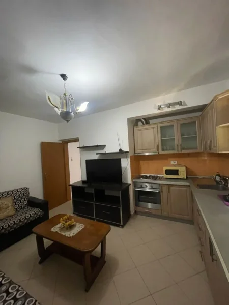 Tirane, jap me qera apartament 2+1+Ballkon Kati 1, 75 m² 450 € (Rruga Aleksander Moisiu)