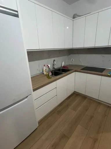 Tirane, jepet me qera apartament 1+1+Aneks+Ballkon Kati 5, 78 m² 400 € (laprake , ish dogana)