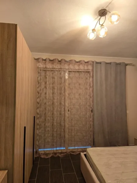 Tirane, jepet me qera apartament 2+1 Kati 4, 120 m² 500 € (Pallatet Derveni Misto Mame)
