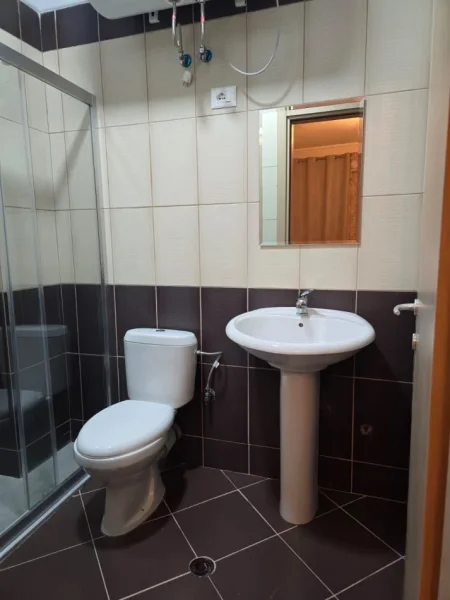 Tirane, jepet me qera apartament 2+1 Kati 4, 120 m² 500 € (Pallatet Derveni Misto Mame)
