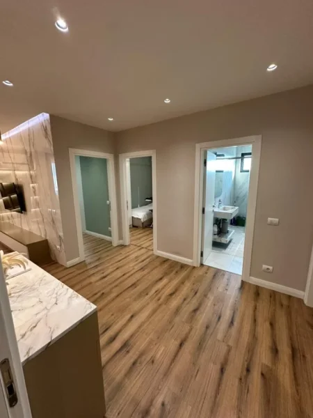 Tirane, jepet me qera apartament 3+1 Kati 11, 126 m² 1.000 € (astir)