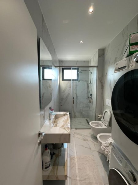 Tirane, jepet me qera apartament 3+1 Kati 11, 126 m² 1.000 € (astir)