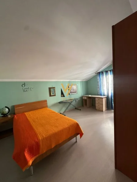 Tirane, jepet me qera apartament 3+1+Ballkon Kati 2, 130 m² 1.000 € (KOMUNA E PARISIT)