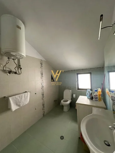 Tirane, jepet me qera apartament 3+1+Ballkon Kati 2, 130 m² 1.000 € (KOMUNA E PARISIT)