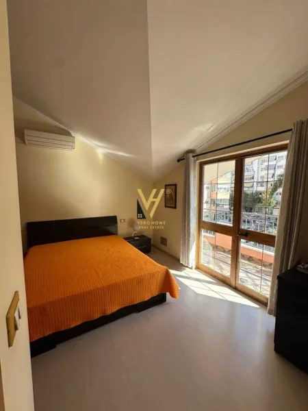 Tirane, jepet me qera apartament 3+1+Ballkon Kati 2, 130 m² 1.000 € (KOMUNA E PARISIT)