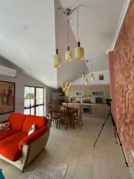 Tirane, jepet me qera apartament 3+1+Ballkon Kati 2, 130 m² 1.000 € (KOMUNA E PARISIT)