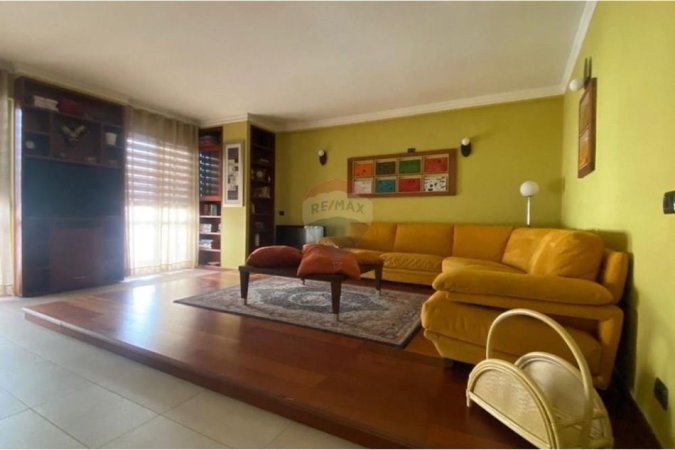 Tirane, jepet me qera apartament 2+1+Aneks Kati 5, 120 m² 850 € (rruga Hoxha Tahsim)