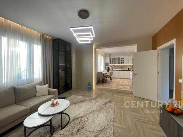 Tirane, jepet me qera Vile 4+1 , 500 m² 1.500 € 