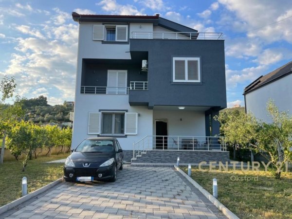 Tirane, jepet me qera Vile 4+1 , 500 m² 1.500 € 