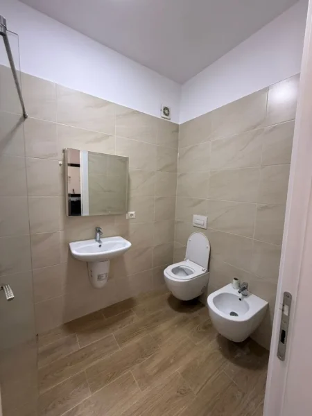 Tirane, jepet me qera apartament 1+1+Ballkon Kati 5, 73 m² 450 € (Rruga 3 Deshmoret)