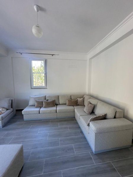 Tirane, jepet me qera apartament 2+1 Kati 2, 450 € (Kombinat)