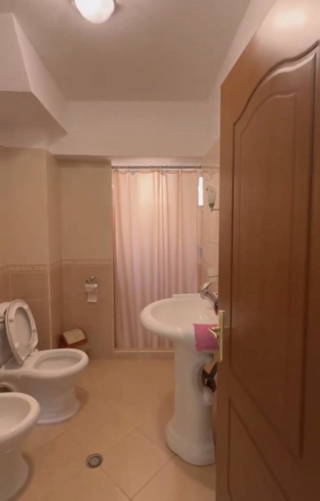 Durres, jap me qera ambjent biznesi Kati 2, 80 m² 400 € (STACIONI TRENIT 0692039456)