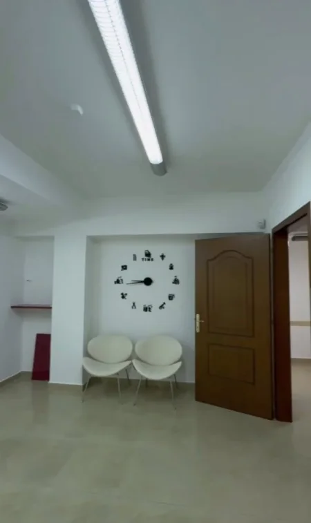 Durres, jap me qera ambjent biznesi Kati 2, 80 m² 400 € (STACIONI TRENIT 0692039456)