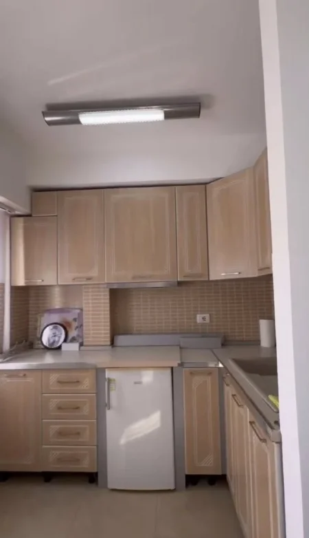 Durres, jap me qera ambjent biznesi Kati 2, 80 m² 400 € (STACIONI TRENIT 0692039456)