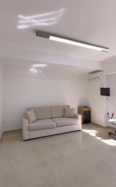 Durres, jap me qera ambjent biznesi Kati 2, 80 m² 400 € (STACIONI TRENIT 0692039456)