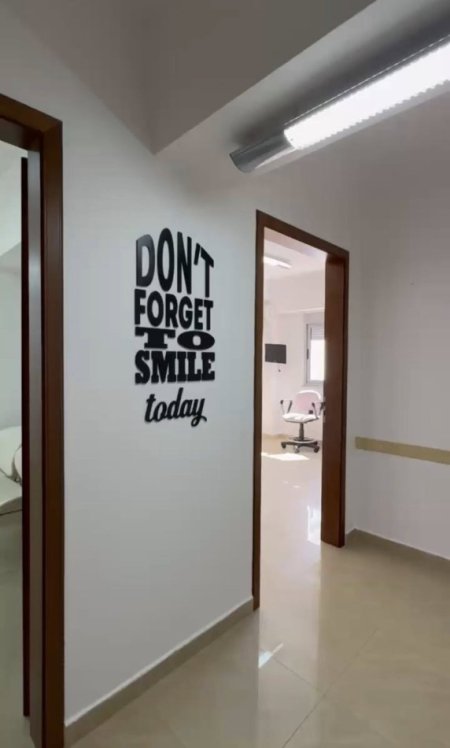 Durres, jap me qera ambjent biznesi Kati 2, 80 m² 400 € (STACIONI TRENIT 0692039456)