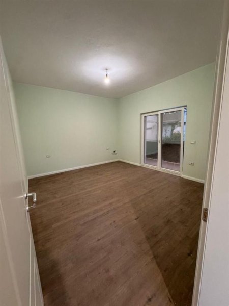 Tirane, jepet me qera apartament 3 Katshe , 220 m² 1.500 € (KOMBINAT)