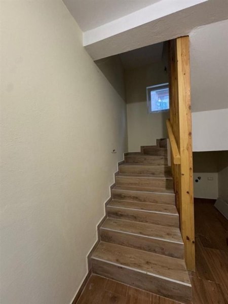 Tirane, jepet me qera apartament 3 Katshe , 220 m² 1.500 € (KOMBINAT)