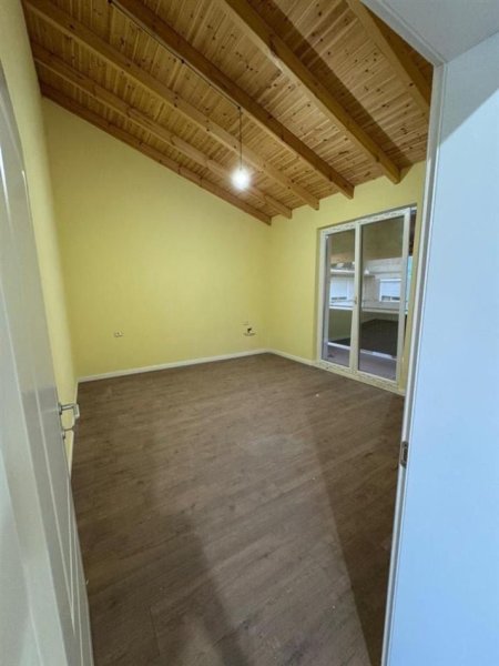 Tirane, jepet me qera apartament 3 Katshe , 220 m² 1.500 € (KOMBINAT)