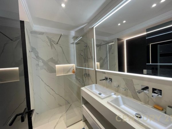 Tirane, jepet me qera apartament 2+1+Aneks+Ballkon Kati 5, 163 m² 1.750 € (Prane Kopeshtit Zologjik)