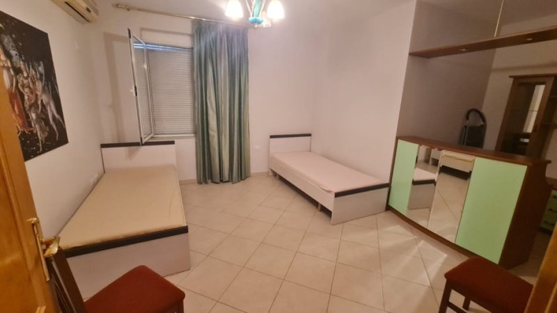 Tirane, jepet me qera apartament 2+1 Kati 9, 95 m² 750 € (Kisha Katolike Rruga e Kavajes)