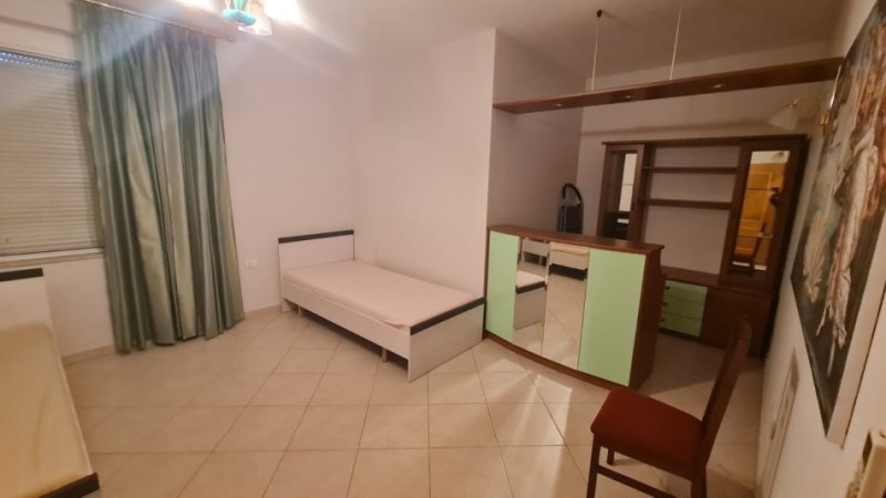Tirane, jepet me qera apartament 2+1 Kati 9, 95 m² 750 € (Kisha Katolike Rruga e Kavajes)