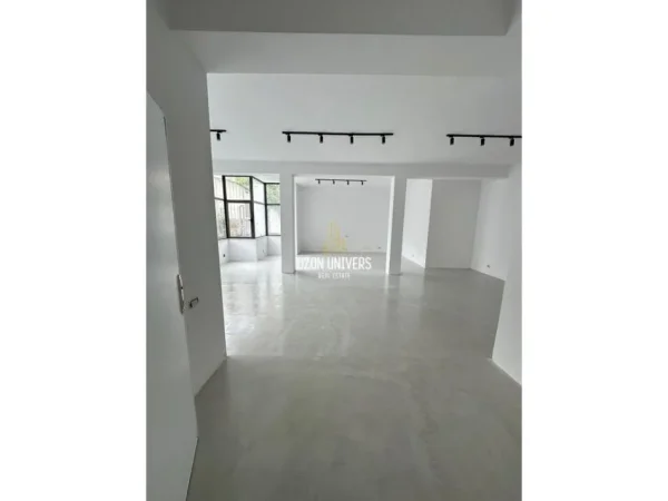 Tirane, jepet me qera ambjent biznesi Kati 0, 100 m² 900 € (Rruga e Kavajës Tirana, Albania)