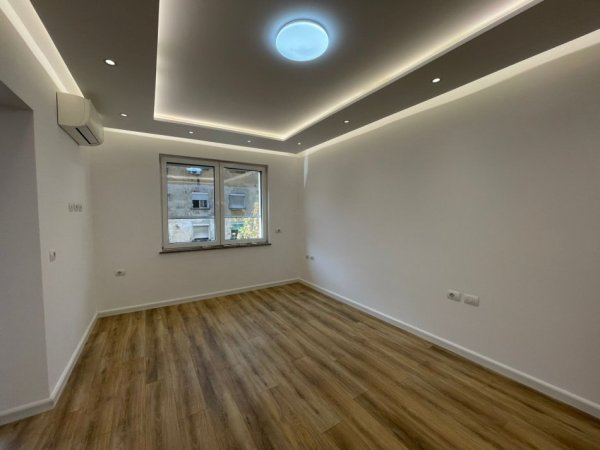 Tirane, jepet me qera ambjent biznesi Kati 3, 120 m² 900 € (Kafe Flora)