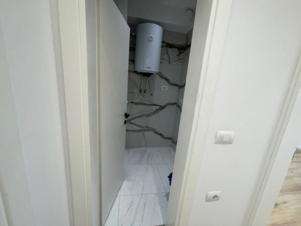 Tirane, jepet me qera ambjent biznesi Kati 3, 120 m² 900 € (Kafe Flora)