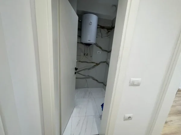 Tirane, jepet me qera ambjent biznesi Kati 3, 120 m² 900 € (Kafe Flora)