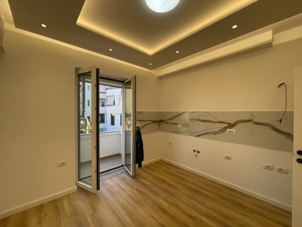 Tirane, jepet me qera ambjent biznesi Kati 3, 120 m² 900 € (Kafe Flora)