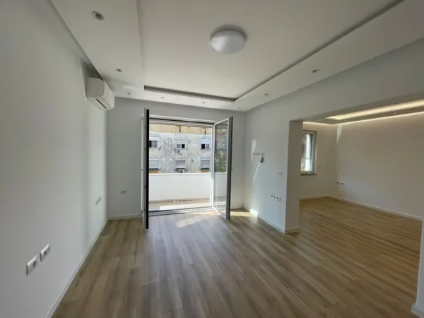 Tirane, jepet me qera ambjent biznesi Kati 3, 120 m² 900 € (Kafe Flora)