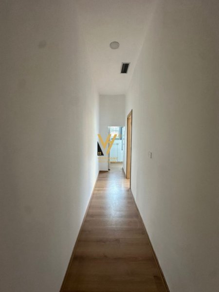 Tirane, jepet me qera ambient biznesi Kati 0, 65 m² 1.100 € (RRUGA BARDHOK BIBA)