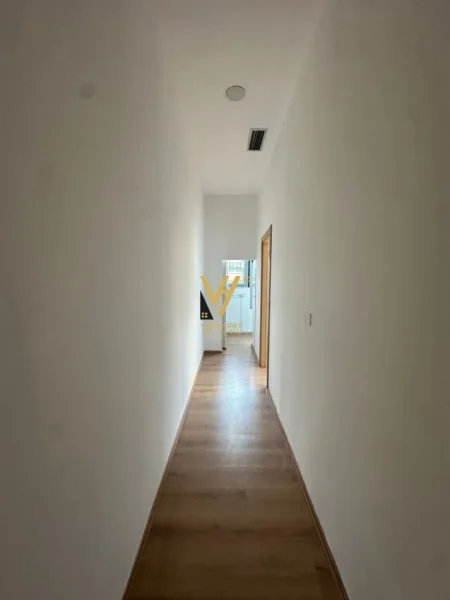 Tirane, jepet me qera ambient biznesi Kati 0, 65 m² 1.100 € (RRUGA BARDHOK BIBA)