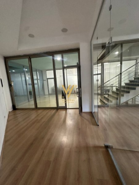 Tirane, jepet me qera ambient biznesi Kati 0, 65 m² 1.100 € (RRUGA BARDHOK BIBA)