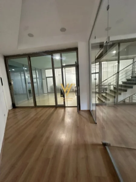 Tirane, jepet me qera ambient biznesi Kati 0, 65 m² 1.100 € (RRUGA BARDHOK BIBA)